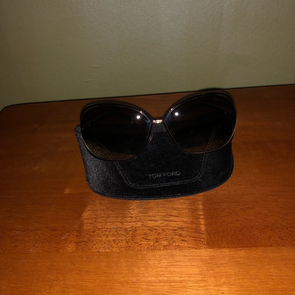 Tom Ford shades with case - Picture 5 of 7